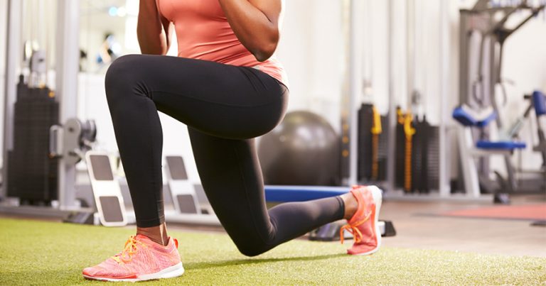 Woman doing lunges at the gym
