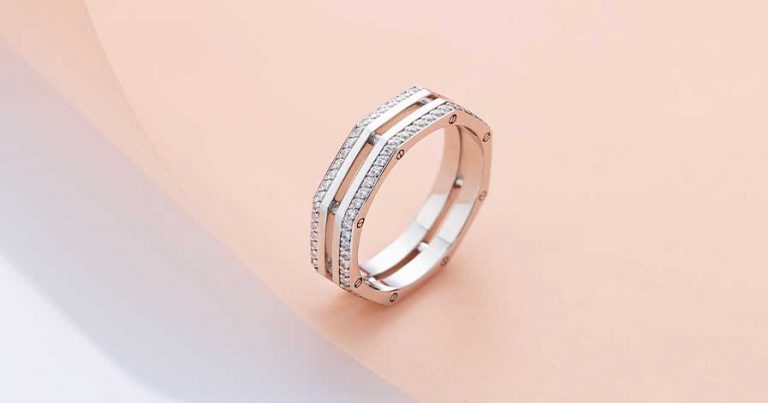 A diamond ring band.